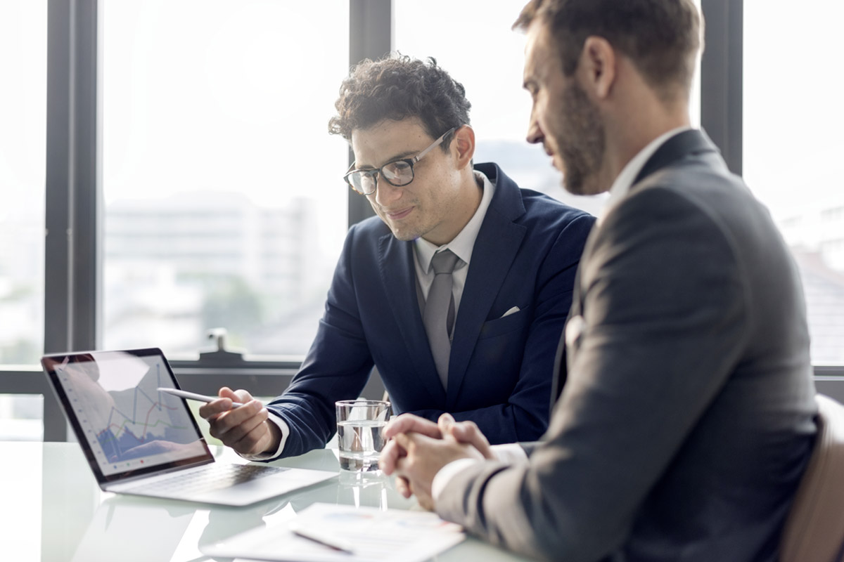 software-italiano-gestione-flussi-dicassa persone che discutono sulla gestione dei flussi di cassa